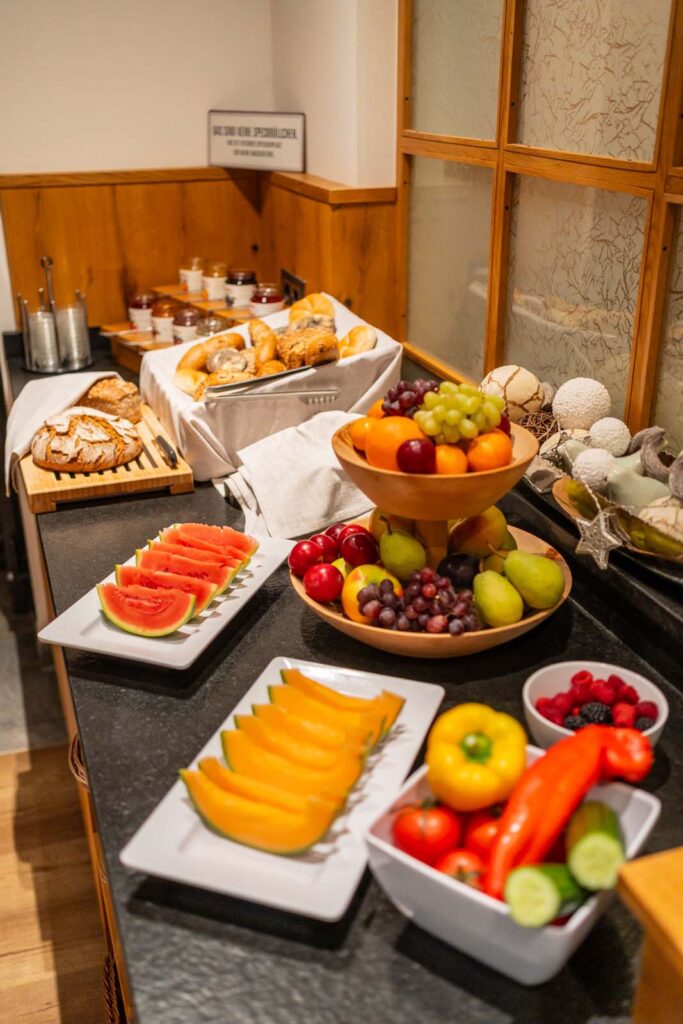 Frühstück-Frühstücksbuffet-Obst-Gemüse-Brot-Marmelade-Beeren