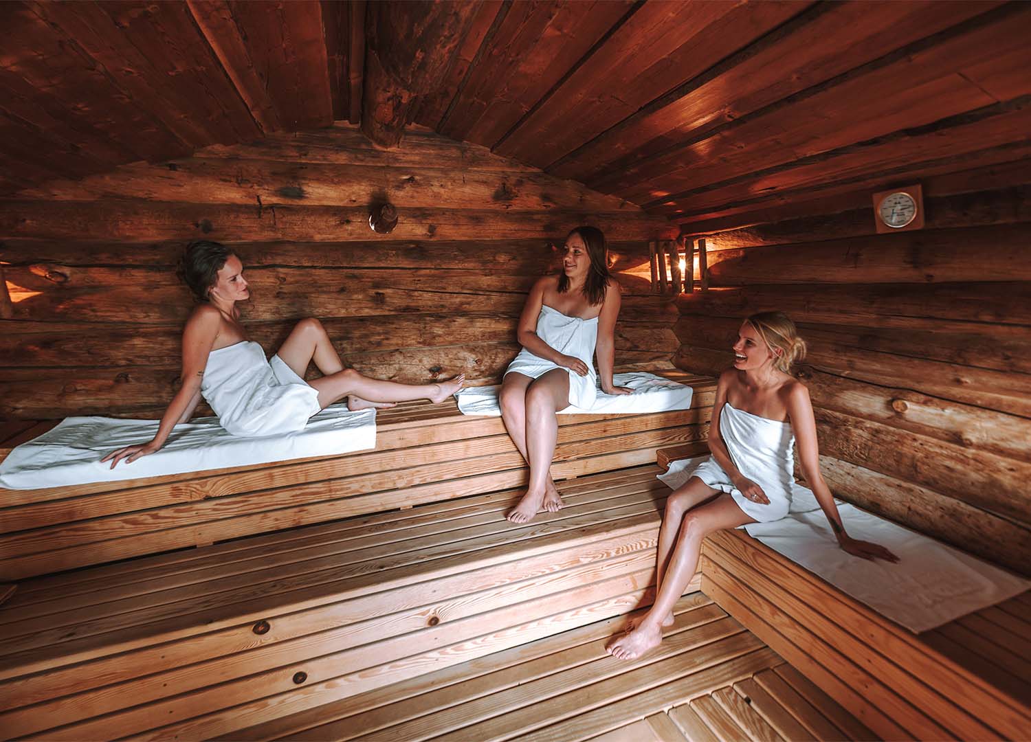sauna-blockhüttensauna-schwitzen-relaxen-wellness-aufguss