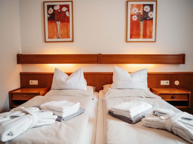Hotel-Zimmer-Doppelbett-Handtuch-Saunatuch-bademantel