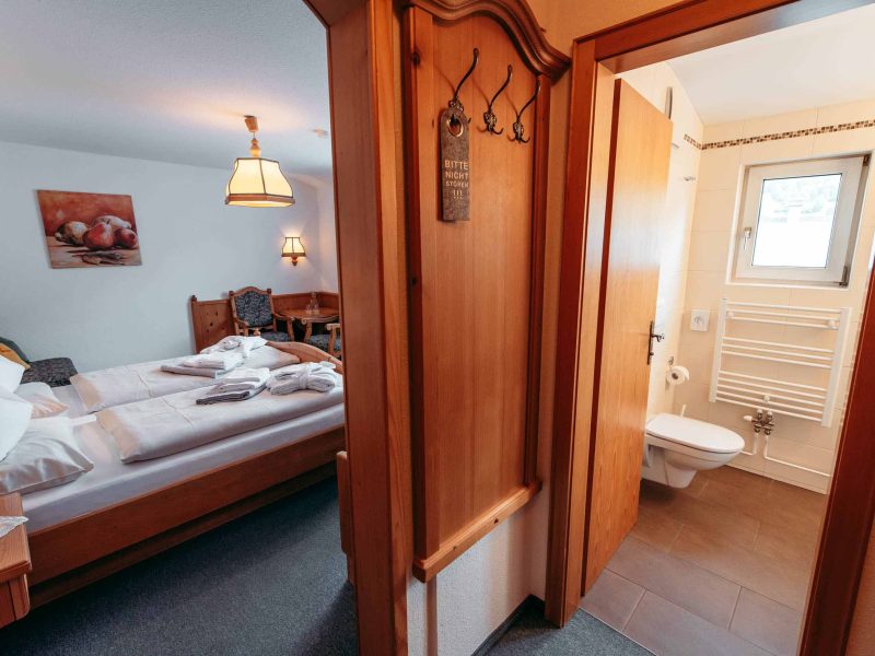 hotel-kanzler-zimmer-doppelbett-sitzecke-badezimmer-wc