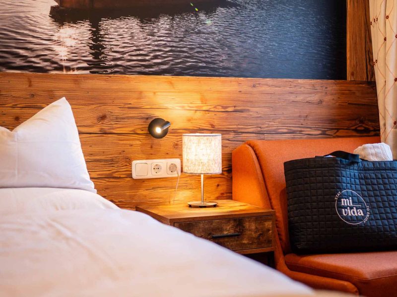 einzelzimmer-bett-sitzecke-sessel-badetasche