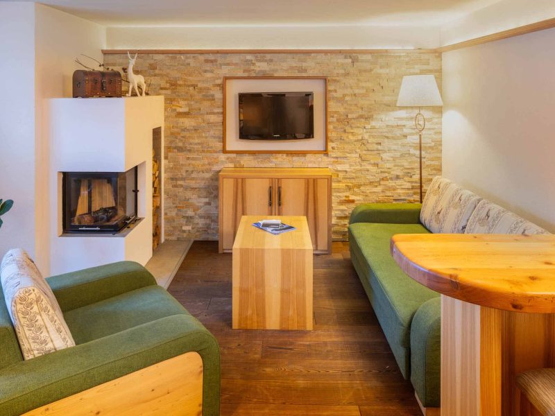 familienzimmer-wohnzimmer-fernseher-kamin-sofa