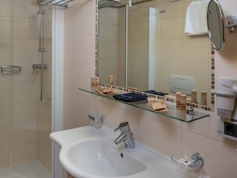 hotel-kanzler-badezimmer-waschplatz-dusche-handtuch-spiegel-haarföhn