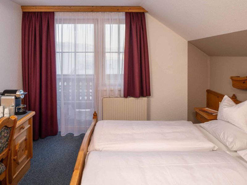 hotel-kanzler-doppelzimmer-mit-balkon-doppelbett-kaffeemaschine