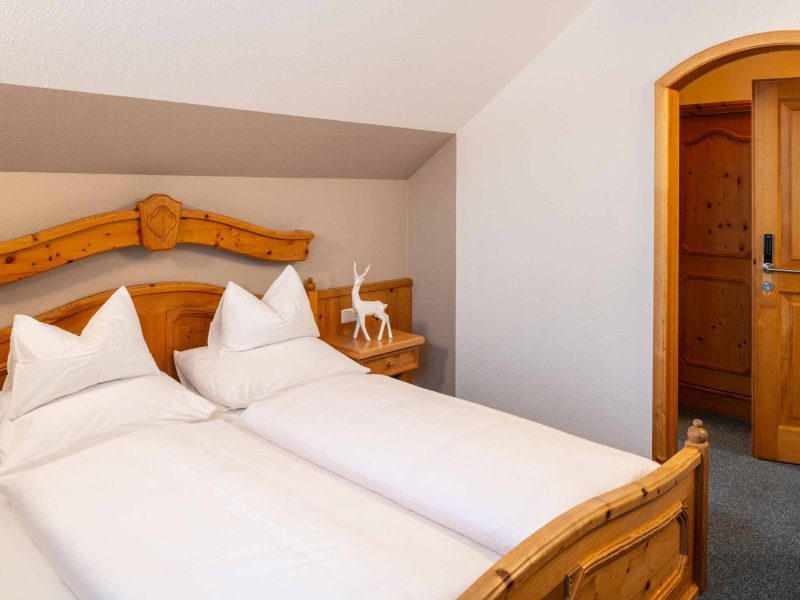 hotel-kanzler-standarddoppelzimmer-doppelbett-kammspitz